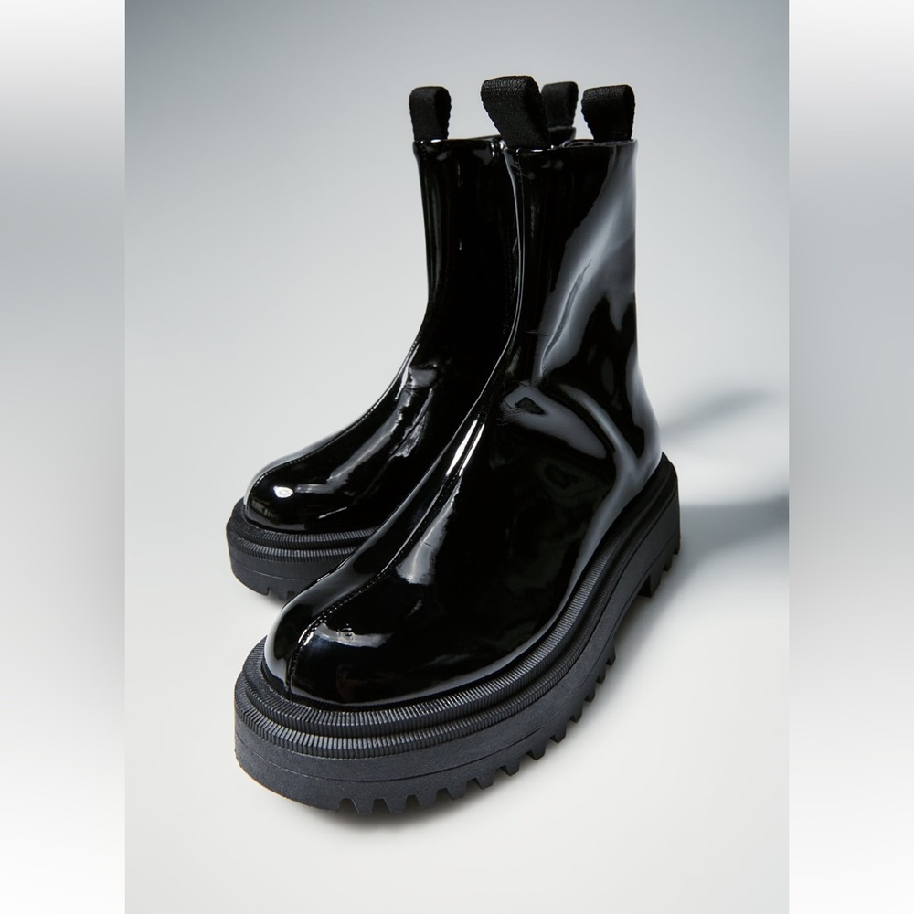 ✨SALE✨ ZARA FAUX PATENT LEATHER STRETCH ANKLE BOOTS
✨SALE✨